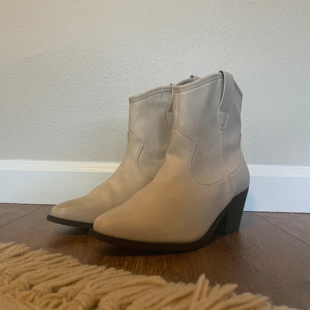 Western Style Off White Booties, Size 7.5